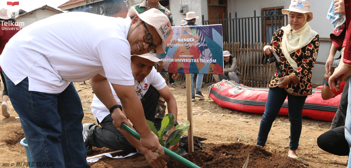 Telkom University Tanam Ratusan Pohon di DAS Citarum Telkom University Tanam Ratusan Pohon di DAS Citarum