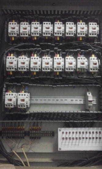 Panel control AC yang menggunakan PLC