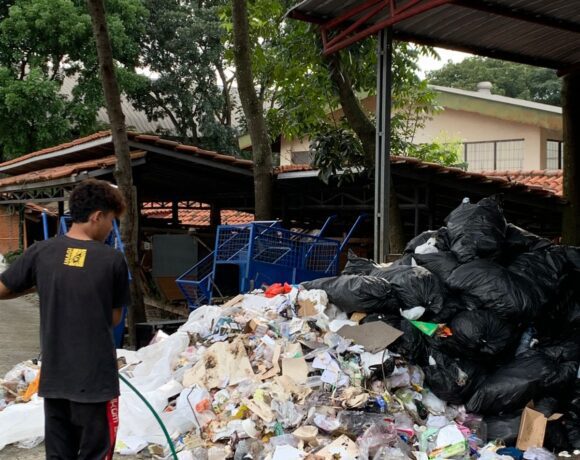 Waste Management Education: Challenges and Innovative Solutions at Telkom University’s Green Campus Gate Waste Management Education: Challenges and Innovative Solutions at Telkom University’s Green Campus Gate
